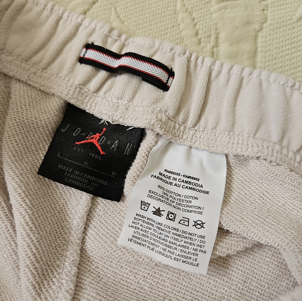 Jordan Cream Shorts - Picture 2 of 5
